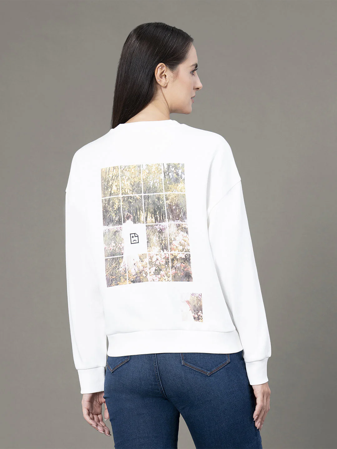 Round Neck Graphic Sweatshirt for Women - Image 3