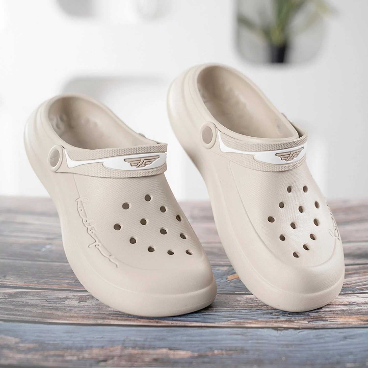 Women's Clogs for Everyday Ease - Image 6